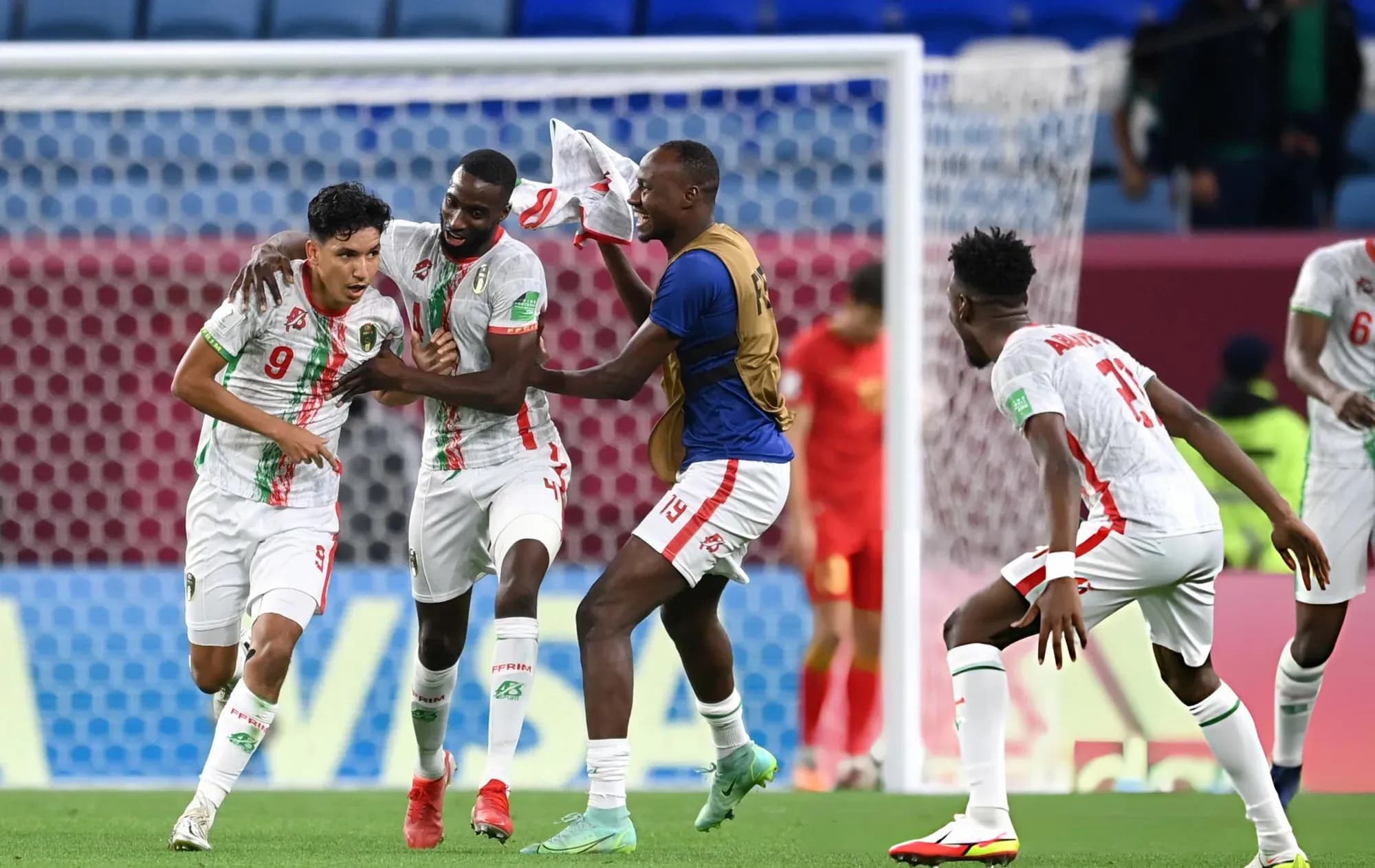 Hemeya Tanji celebrating with teammates