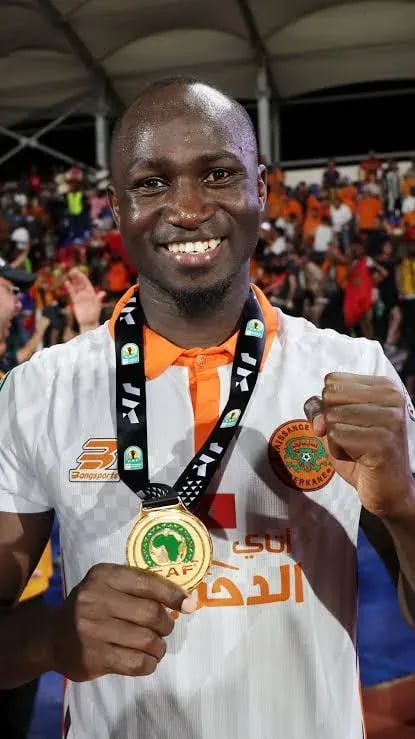 Soumaila Sidibe holding a winner's medal